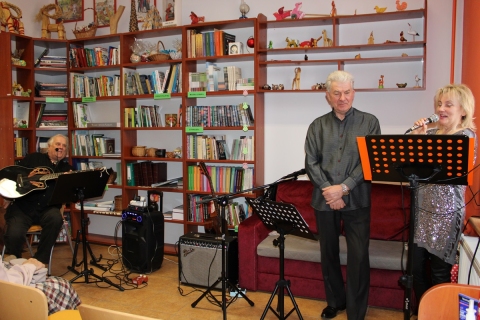 Zdjęcie prezentuje spotkanie poetycko-muzyczne „Z poezją, piosenką i dobrym humorem” w ramach Powiatowego Klubu Książki, które odbyło się 20 marca 2024 r. o godz. 12:00 w Powiatowej Bibliotece Publicznej w Puławach.