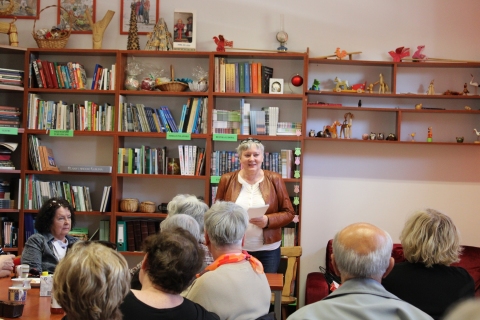 Zdjęcie prezentuje spotkanie Powiatowego Klubu Książki, które odbyło się 20 maja 2025 r. o godzinie 13:00 w Powiatowej Bibliotece Publicznej w Puławach a dotyczyło życia i twórczości Stefana Żeromskiego. Wykład poprowadziła Magdalena Wójcikiewicz, wieloletni pracownik Wojewódzkiej Biblioteki Publicznej im. Hieronima Łopacińskiego w Lublinie. 