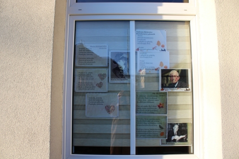 Zdjęcie prezentuje wystawę na oknach Powiatowej Biblioteki Publicznej prezentująca wiersze polskich poetów poświęcone urokom polskiej jesieni.  