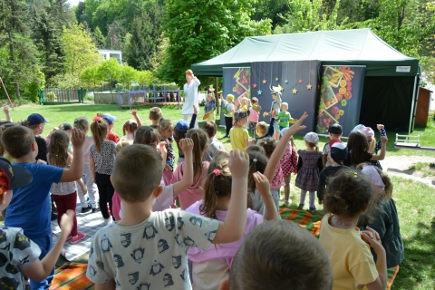 Fotorelacja z wydarzeń, które odbyły się w ramach projektu „Dziecięca podróż w świat słowa i zabawy” realizowanego przez Przedszkole i Bibliotekę Publiczną w Kazimierzu Dolnym.