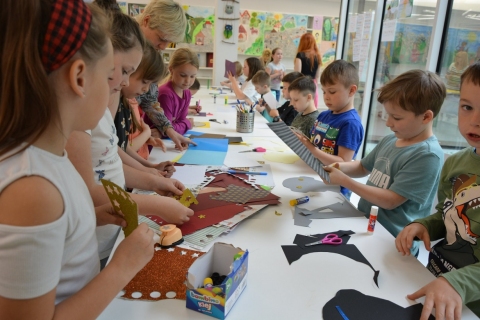  Fotorelacja z wydarzeń, które odbyły się w ramach projektu "Podróże z książką" realizowanego przez Małgorzatę Józefacką, Barbarę Dzikoń i Bibliotekę Publiczną w Kazimierzu Dolnym.