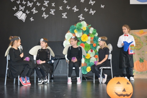 Zdjęcie pokazuje Przegląd Teatrzyków Szkolnych, który odbył się 27 października 2022 r. w auli Gminnego Zespołu Szkół w Kazimierzu Dolnym.