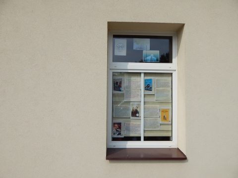Zdjęcie prezentuje wystawę na oknach Powiatowej Biblioteki Publicznej w Puławach promującą  wakacyjne propozycje książkowe z wyrazem „słońce” w tytule. 