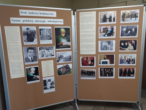 Zdjęcie przestawia wystawę poświęconą życiu i pracy prof. Kułakowskiego.