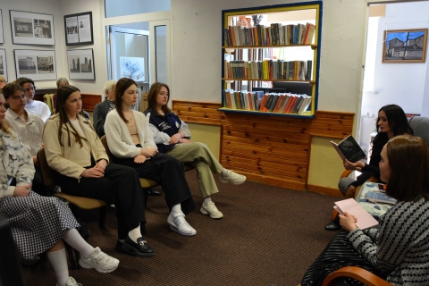 Zdjęcie prezentuje spotkanie autorskie z puławską poetką Anną Magdaleną Filipiak, które odbyło się 10 maja 2023 r. w kazimierskiej bibliotece. 