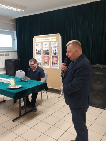 Zdjęcie pokazuje spotkanie autorskie z Krzysztofem Goluchem, które odbyło się 12 maja 2022 r. o  godz.16.00 w świetlicy  Urzędu Gminy w Baranowie.