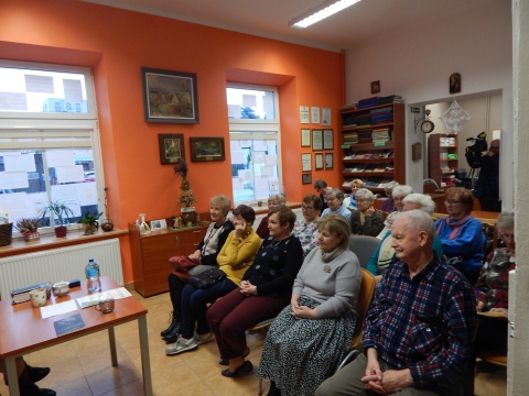 Zdjęcie prezentuje spotkanie autorskie z Anną Magdaleną Filipiak w ramach Powiatowego Klubu Książki, które odbyło się w Powiatowej Bibliotece Publicznej 30 listopada 2022 r. o godz. 12.OO.