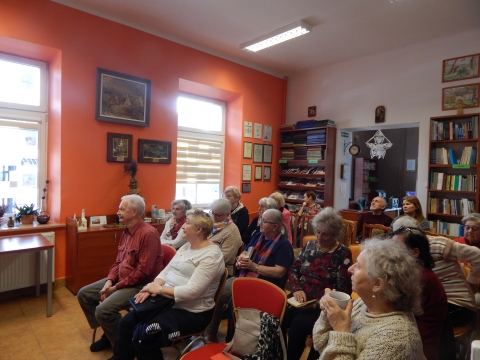 Zdjęcie prezentuje spotkanie autorskie z Sylwią Winnik w ramach Powiatowego Klubu Książki, które odbyło się w Powiatowej Bibliotece Publicznej 27 października 2022 r. o godz. 11.OO.
