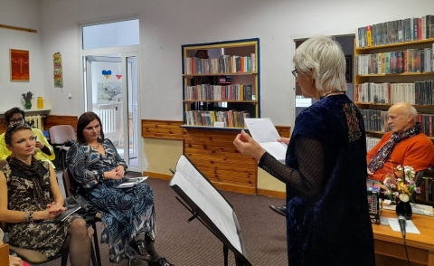 Zdjęcie prezentuje program liryczny „Miłość jest wszystkim” , które odbyło się w Bibliotece Publicznej w Kazimierzu Dolnym.