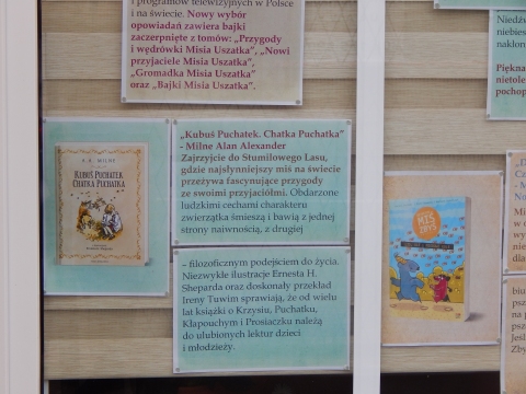 Zdjęcie prezentuje wystawę na oknach Powiatowej Biblioteki Publicznej w Puławach pokazującą książki, w których głównym bohaterem jest miś.