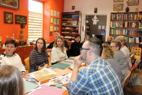 Zdjęcie prezentuje szkolenie dla bibliotekarzy z terenu powiatu puławskiego, które odbyło się 7 listopada 2025 r. o godz. 9:30 w Powiatowej Bibliotece Publicznej w Puławach.