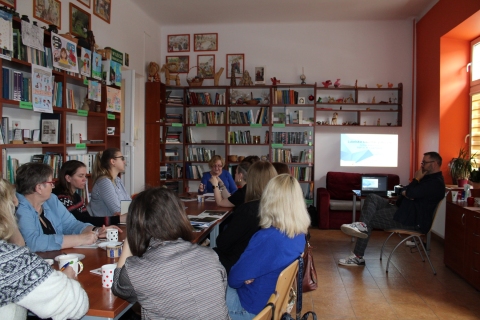 Zdjęcie prezentuje szkolenie dla bibliotekarzy z terenu powiatu puławskiego, które odbyło się 18 kwietnia 2024 r. o godz. 9.00 w Powiatowej Bibliotece Publicznej w Puławach.