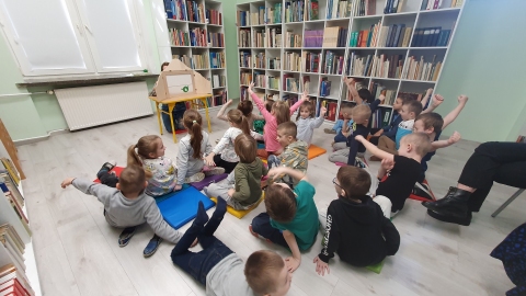 Zdjęcie przedstawia lekcję biblioteczną w Bibliotece - Mediatece Szkoły Podstawowej nr 3 im. Jana Brzechwy w Puławach, która odbyła się 4 kwietnia 2023 r. 