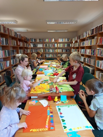 Zdjęcie prezentuje  warsztaty literacko-plastyczne dla dzieci, które odbyły się od 17 do 21 lipca 2023 r. w Gminnej Bibliotece Publicznej w Wąwolnicy.
