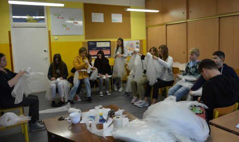 Zdjęcie przedstawia profilaktyczne warsztaty teatralne pt.: „Chcę powiedzieć, że…” dla kazimierskich uczniów.