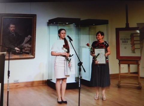 Zdjęcie przedstawia dyrektor PBP Danutę Szlendak i autorkę publikacji Małgorzatę Daniłko składające podziękowania za przyznanie nagrody Wawrzynu Pawła Konrada.
