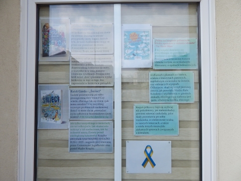 Zdjęcie prezentuje wystawę na oknach Powiatowej Biblioteki Publicznej w Puławach pt. „Ekologia dla najmłodszych”.