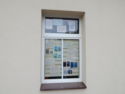 Zdjęcie prezentuje wystawę na oknach Powiatowej Biblioteki Publicznej w Puławach poświęconą życiu i twórczości Marii Konopnickiej.