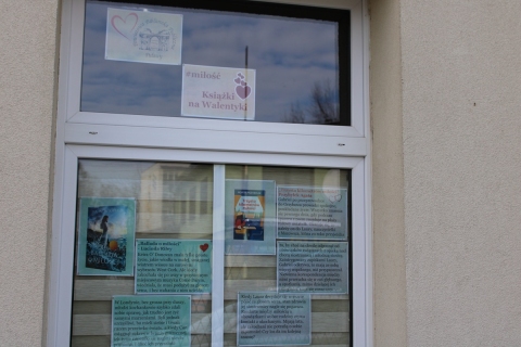 Zdjęcie prezentuje wystawę na oknach Powiatowej Biblioteki Publicznej, która prezentuje wciągające i poruszające książki ze słowem miłość w tytule.