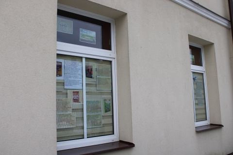 Zdjęcie prezentuje wystawę na oknach Powiatowej Biblioteki Publicznej prezentującą ciekawe książki o tematyce podróżniczej.