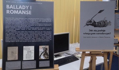 Zdjęcie prezentuje wystawę pt. „Rok Polskiego Romantyzmu” znajdującą się w siedzibie Gminnej Biblioteki Publicznej w Puławach z siedzibą w Górze Puławskiej. 