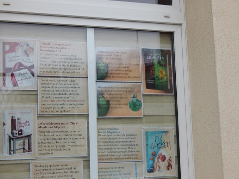 Wystawa na oknach bibliotek prezentująca propozycje literackie zawierające świąteczne motywy.