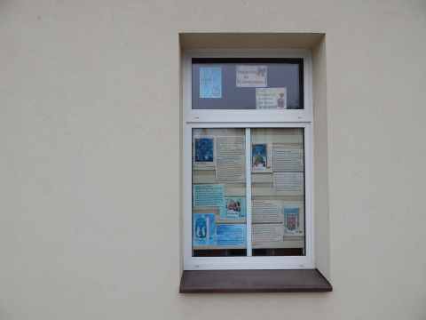 Zdjęcie prezentuje wystawę na oknach Powiatowej Biblioteki Publicznej w Puławach pt. „Poczytaj mi o świętach, czyli propozycje literackie dla dzieci na grudzień”.
