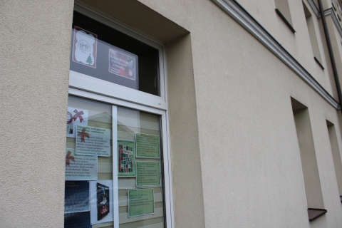  Zdjęcie prezentuje wystawę na oknach Powiatowej Biblioteki Publicznej opisującą książki, które w niezwykły sposób opisują bożonarodzeniowy nastrój, rodzinne spotkania i zimowe przygody.