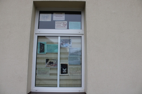 Zdjęcie prezentuje wystawę na oknach Powiatowej Biblioteki Publicznej, która prezentuje książki, które na przestrzeni lat usuwano z bibliotek, wycofywano z obiegu, cenzurowano lub niszczono. Wystawa promuje akcję Tydzień Zakazanych Książek. 