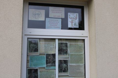 Zdjęcie prezentuje wystawę na oknach Powiatowej Biblioteki Publicznej prezentująca cytaty z literatury opisujące tych władców z dynastii Piastów.