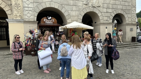 Zdjęcie prezentuje seminarium wyjazdowe „Biblioteka inspiruje – innowacyjne pomysły promujące region” do Kazimierza Dolnego, które odbyło się 16 czerwca 2023 r. w ramach Dnia Bibliotekarza. 