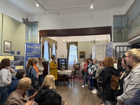  Zdjęcie prezentuje szkolenie wyjazdowe pt. „Zainspiruj się Nałęczowem – zmiany, które dają impuls do działania”, zorganizowane przez Powiatową Bibliotekę Publiczną w Puławach, które odbyło się 29 maja 2026 r. w Nałęczowie. Na zdjęciu bibliotekarze z terenu powiatu puławskiego w Muzeum Bolesława Prusa.