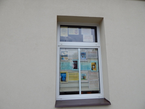Wystawa na oknach Powiatowej Biblioteki Publicznej w Puławach pt. „Złota dwudziestka książek”. Wystawa prezentuje najpopularniejsze książki dla dzieci, skan okładki plus krótki opis. 