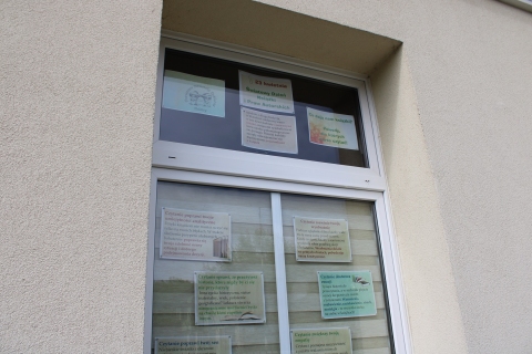  Zdjęcie przestawia wystawę na oknach Powiatowej Biblioteki Publicznej prezentującą powody dla których warto czytać książki. 