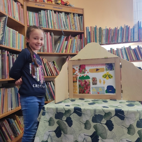 Zdjęcie prezentuje warsztaty literacko-plastyczne zorganizowane w ramach ferii zimowych Od 29 stycznia do 9 lutego 2024 r. w Bibliotece Publicznej w Kazimierzu Dolnym.