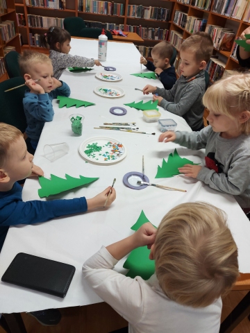 Zdjęcie prezentuje pierwszą wizytą grupy 3-latków z Przedszkola Samorządowego w Wąwolnicy w wąwolnickiej bibliotece.