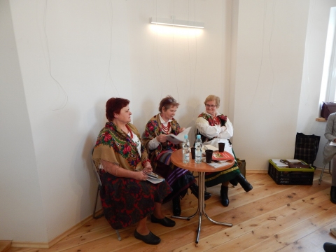 Zdjęcie przedstawia imprezę kulturalną „Jak dawniej mówiono” w ramach projektu „Ochrona i wykorzystanie zasobów dziedzictwa materialnego i niematerialnego dotyczącego obserwatorium astronomicznego w Puławach”.