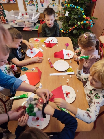 Zdjęcie prezentuje świąteczne lekcje biblioteczne w kazimierskim przedszkolu. 