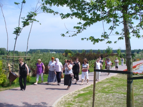 Zdjęcie prezentuje wyjazd szkoleniowy do Trzcianek, który odbył się 9 czerwca 2014 r. w ramach Dnia Bibliotekarza organizowanego przez Powiatową Bibliotekę Publiczną w Puławach wraz ze Stowarzyszeniem Bibliotekarzy Polskich Koło w Puławach.