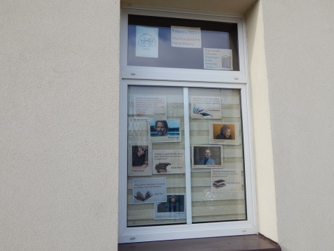 Wystawa na oknach bibliotek prezentująca inspirujące cytaty pisarzy dotyczące pisania 