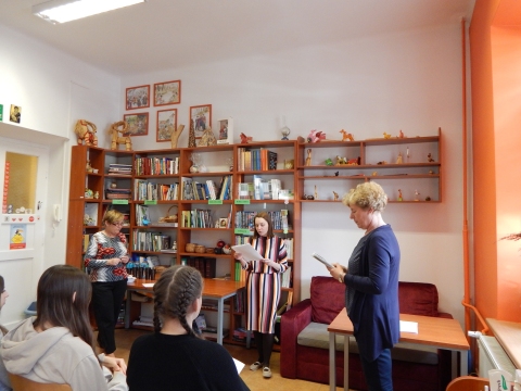 Zdjęcie prezentuje wręczenie nagród w powiatowym konkursie literackim „Kiedy myślę Ojczyzna… Na zawsze w sercu mym”, które odbyło się 8 maja 2023 r. w siedzibie Powiatowej Biblioteki Publicznej w Puławach. 