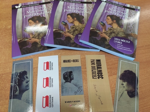 Zdjęcie prezentuje egzemplarze dramatu „Moralność pani Dulskiej” oraz okolicznościowe zakładki przygotowane w ramach Narodowego Czytania w baranowskiej bibliotece.