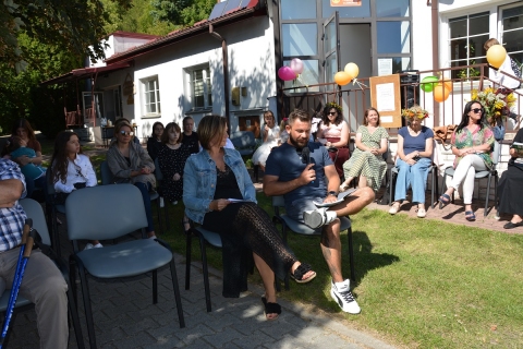 Zdjęcie prezentuje uczestników Narodowego Czytania zorganizowanego przez Gminną Bibliotekę Publiczną w Janowcu.