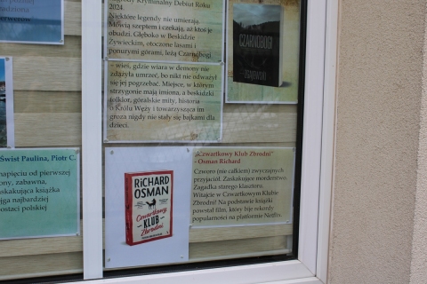 Zdjęcie prezentuje wystawę na oknach Powiatowej Biblioteki Publicznej promującą książkowe nowości z ostatnich miesięcy. 