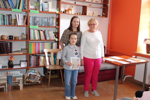 Zdjęcie prezentuje wręczenie nagród w powiatowym konkursie plastycznym „Wkomponuj Stefana Żeromskiego w pejzaż Nałęczowa”  które odbyło się 21 maja 2025 r. w siedzibie Powiatowej Biblioteki Publicznej w Puławach.