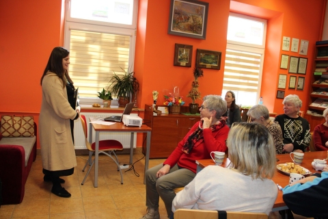 Zdjęcie prezentuje spotkanie z Katarzyną Dorosz-Dębską psycholog i psychoterapeutka dorosłych, dzieci oraz młodzieży, a także autorka książki „Krótka bajka o życzliwości” w ramach Powiatowego Klubu Książki, które odbyło się 27 stycznia 2026 r. o godzinie 13.00 w Powiatowej Bibliotece Publicznej.