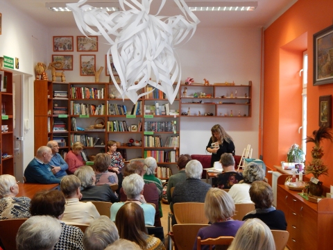 Zdjęcie prezentuje spotkanie autorskie z Dorotą Opolską-Maksym w ramach Powiatowego Klubu Książki, które odbyło się w Powiatowej Bibliotece Publicznej 28 lutego 2023 r. o godz. 12.OO.