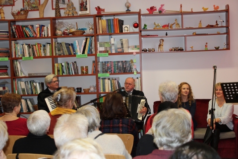 Zdjęcie prezentuje spotkanie z zespołem muzycznym Dwa Księżyce w ramach Powiatowego Klubu Książki, które odbyło się w Powiatowej Bibliotece Publicznej 31 stycznia 2024 r. o godzinie 12.00.