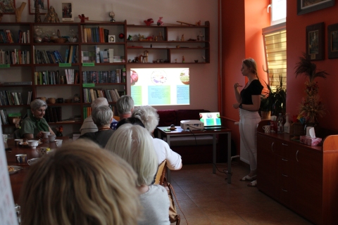 Zdjęcie prezentuje spotkanie Powiatowego Klubu Książki, które odbyło się 29 kwietnia 2025 r. o godzinie 13:00 w Powiatowej Bibliotece Publicznej w Puławach a dotyczyło zdrowej diety. Wykład poprowadziła Eliza Poznańska – dietetyk kliniczna.