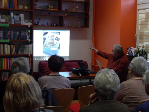 Zdjęcie prezentuje spotkanie autorskie z Jackiem Śnieżkiem w ramach Powiatowego Klubu Książki, które odbyło się w Powiatowej Bibliotece Publicznej 29 marca 2023 r. o godz. 12.00.